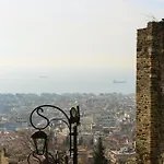 Apartment Beyond The Castle *